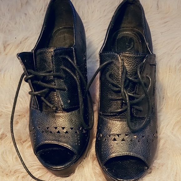 Supper cute Wedges, in style heels - Picture 2 of 2